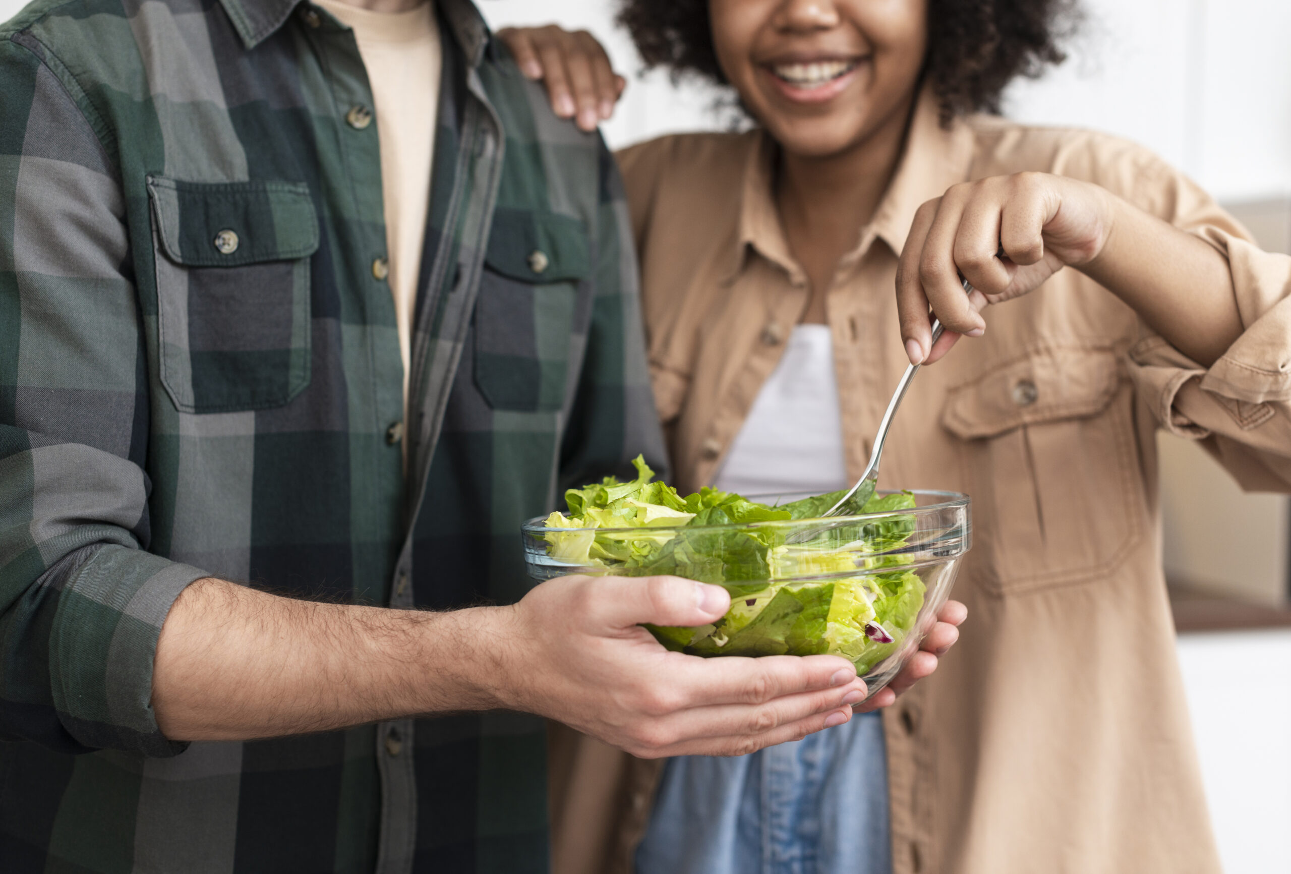 Homem e mulher com pote de salada