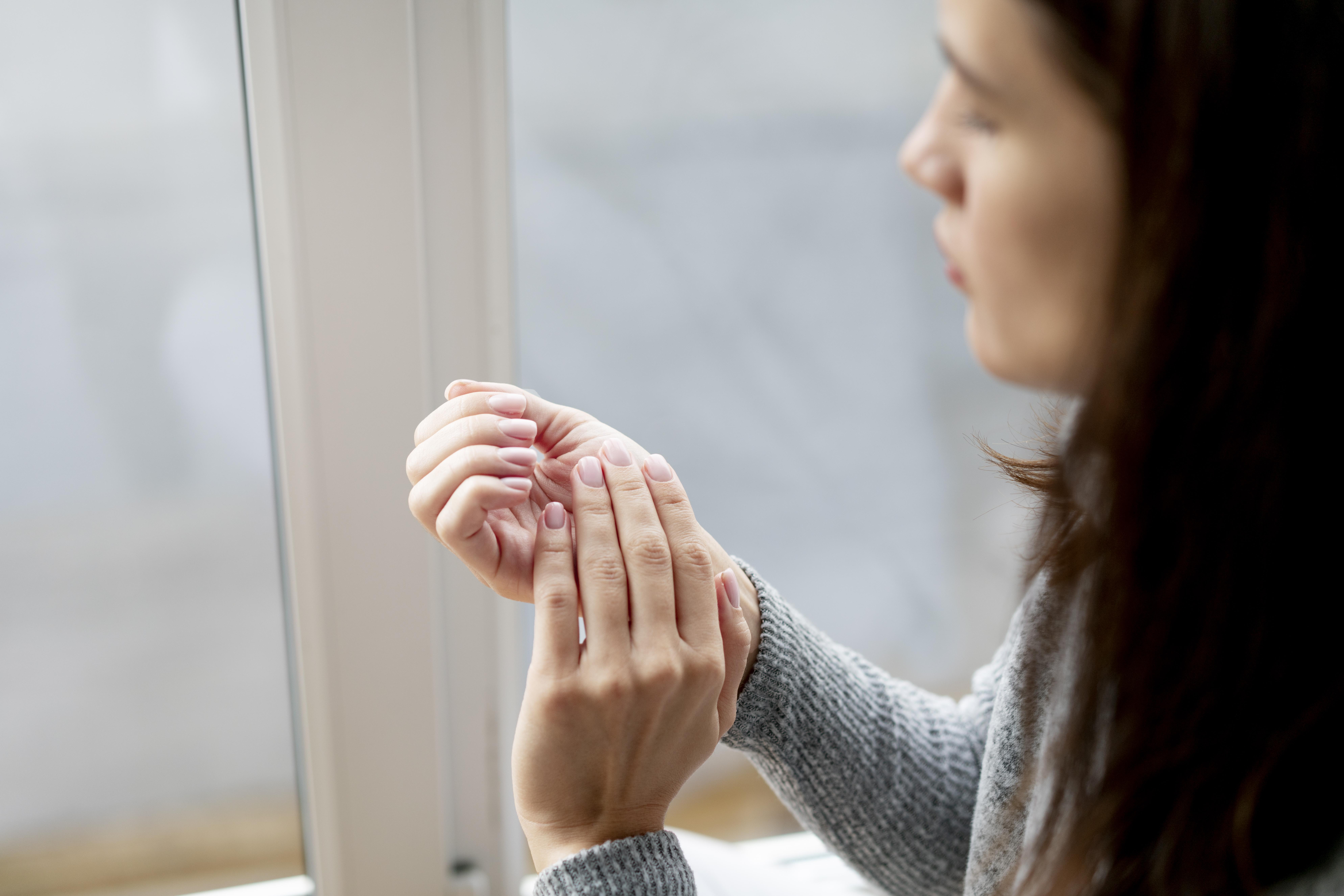 Mulher mostrando as unhas