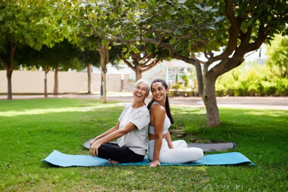 Duas mulheres praticando yoga ao ar livre