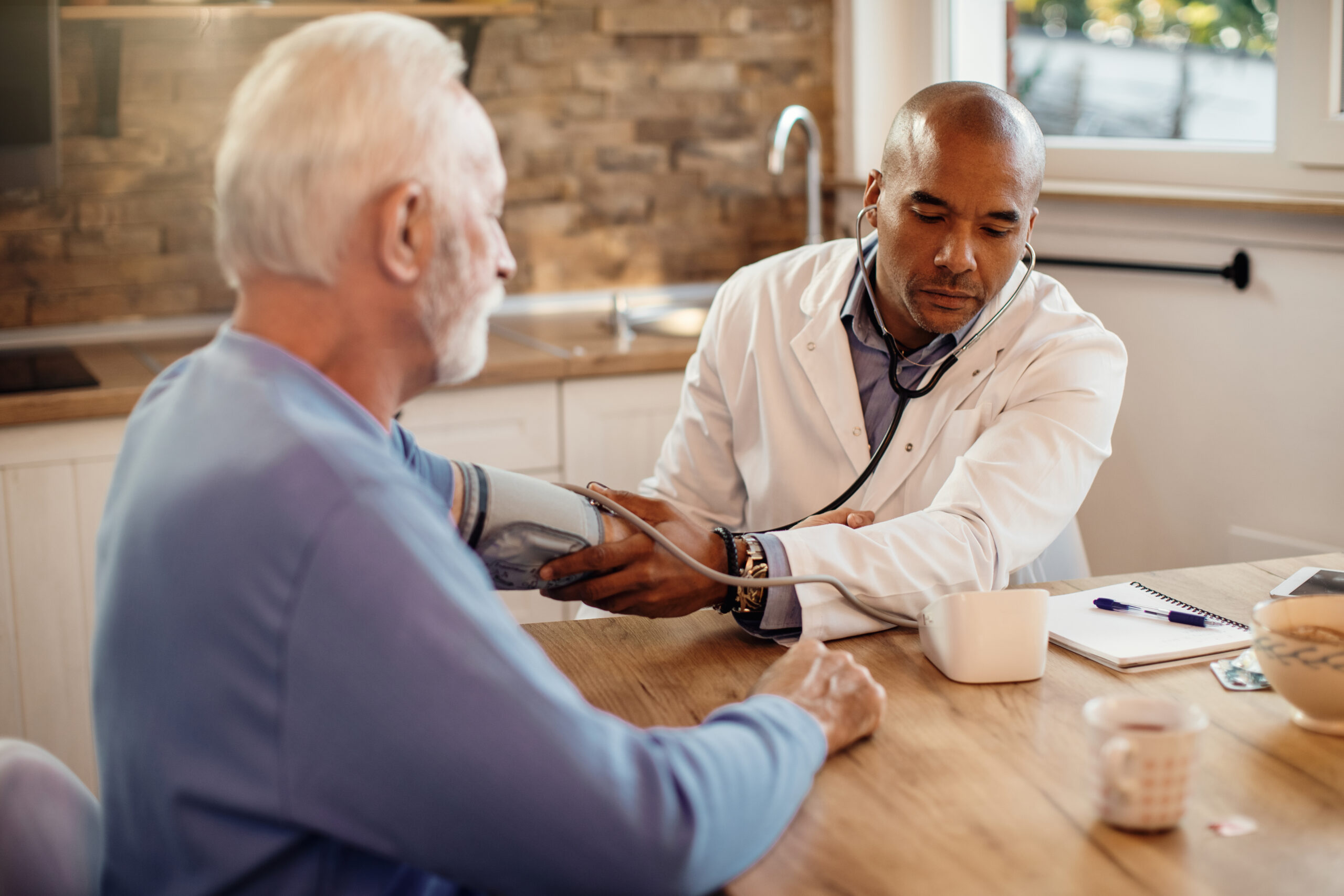 Neste artigo, exploraremos o impacto do colesterol LDL oxidado e dos níveis elevados de homocisteína como fatores de risco para doenças cardiovasculares, incluindo suas definições, relação com a saúde cardiovascular, causas da elevação e estratégias nutricionais para minimizar fatores de risco à saúde cardiovascular.