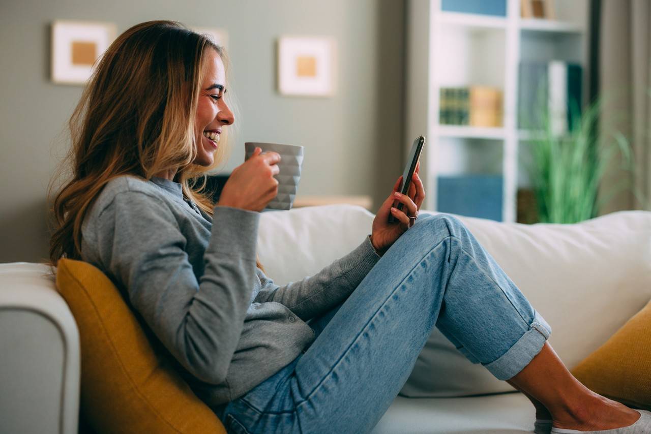 Mulher descansando no sofá