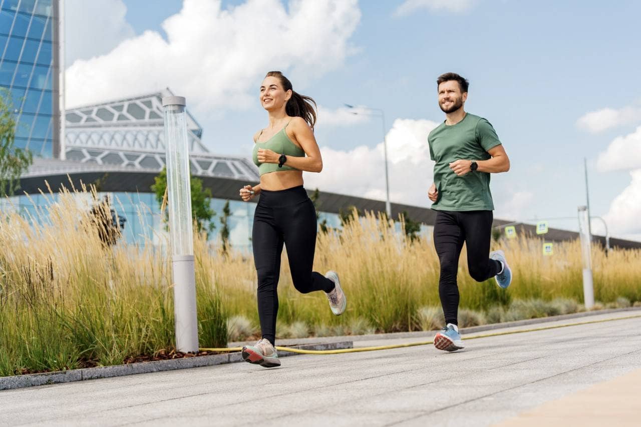 Casal correndo ao ar livre