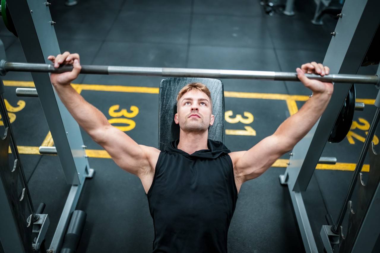 Homem fazendo supino inclinado