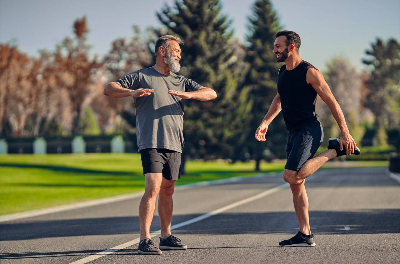 pai e filho se alongando para correr