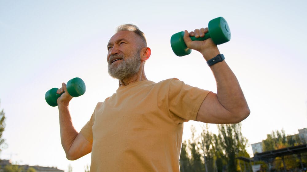 homem fazendo musculação ao ar livre