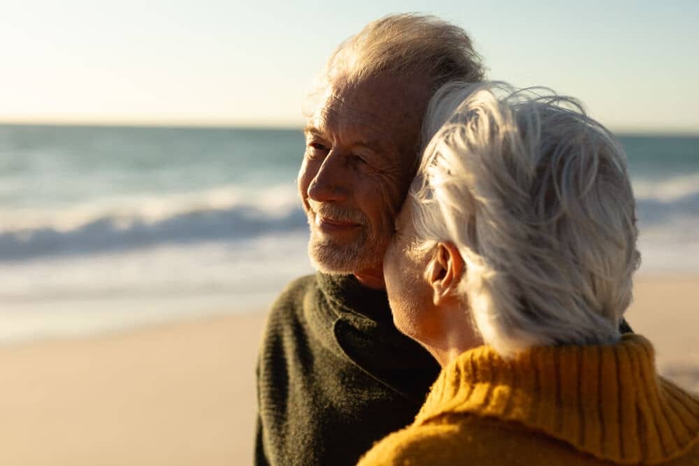 casal de idosos na praia