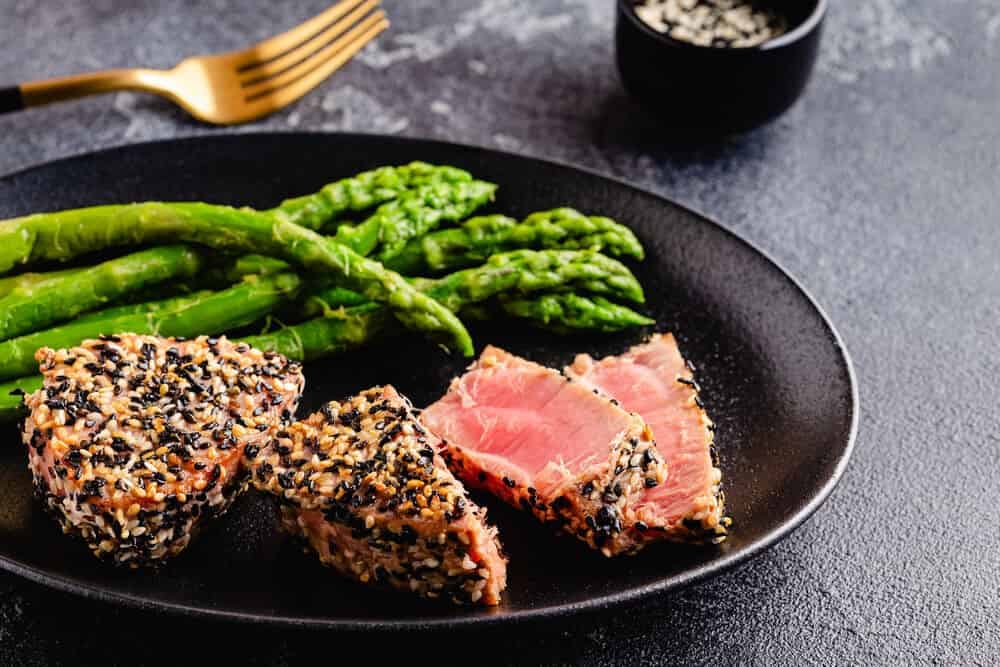 Prato com atum selado e aspargos frescos
