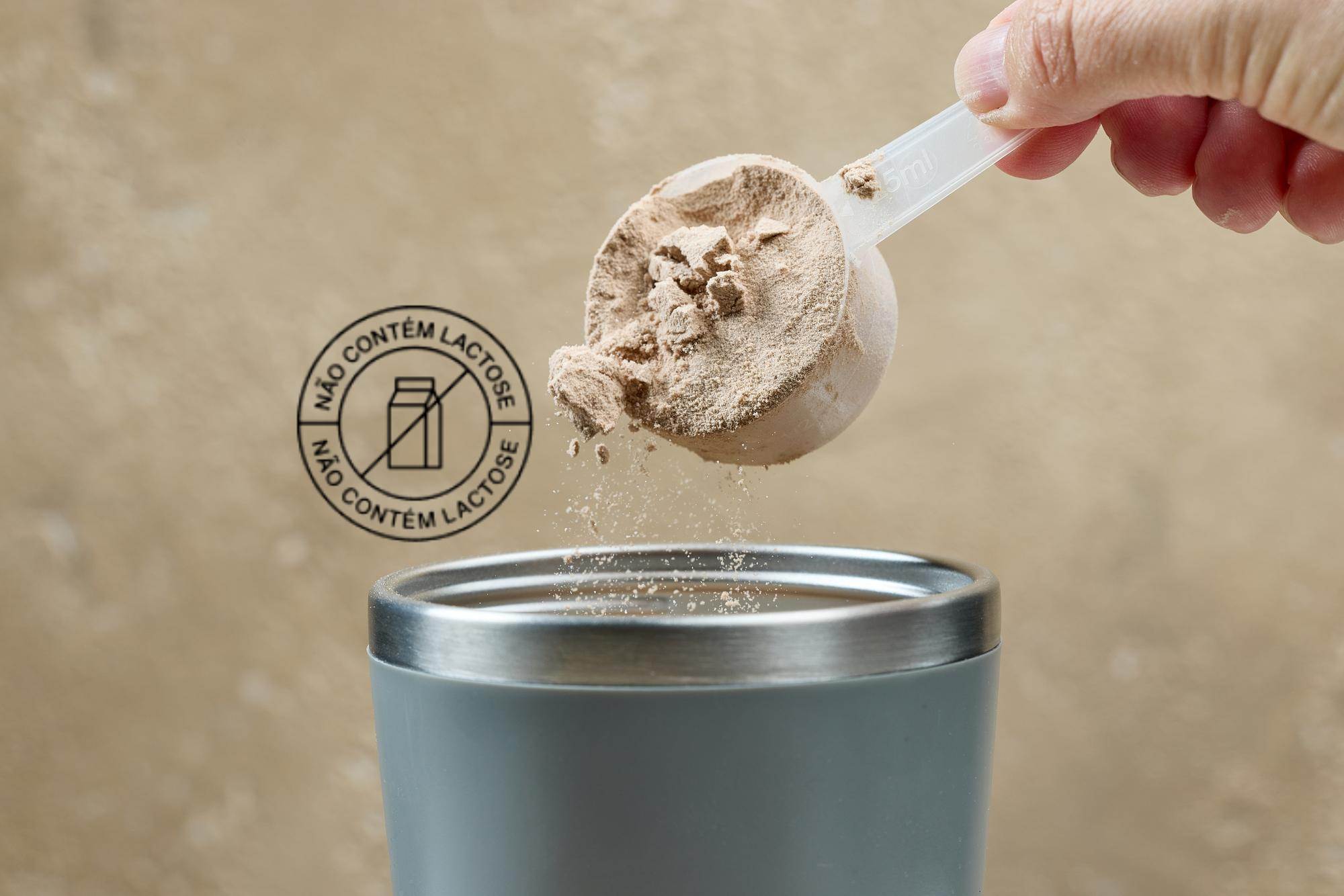 Whey protein sem lactose em scoop, representando uma proteína em pó sem lactose para melhor tolerância digestiva.