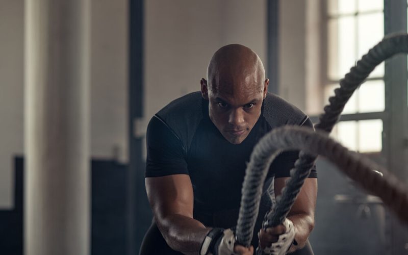 homem-malhando-cordas-ginasio