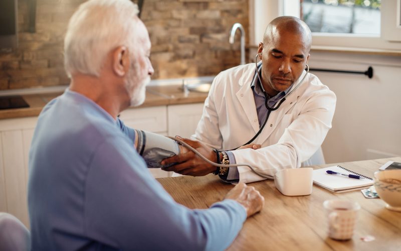 Neste artigo, exploraremos o impacto do colesterol LDL oxidado e dos níveis elevados de homocisteína como fatores de risco para doenças cardiovasculares, incluindo suas definições, relação com a saúde cardiovascular, causas da elevação e estratégias nutricionais para minimizar fatores de risco à saúde cardiovascular.