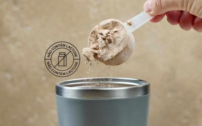 Whey protein sem lactose em scoop, representando uma proteína em pó sem lactose para melhor tolerância digestiva.